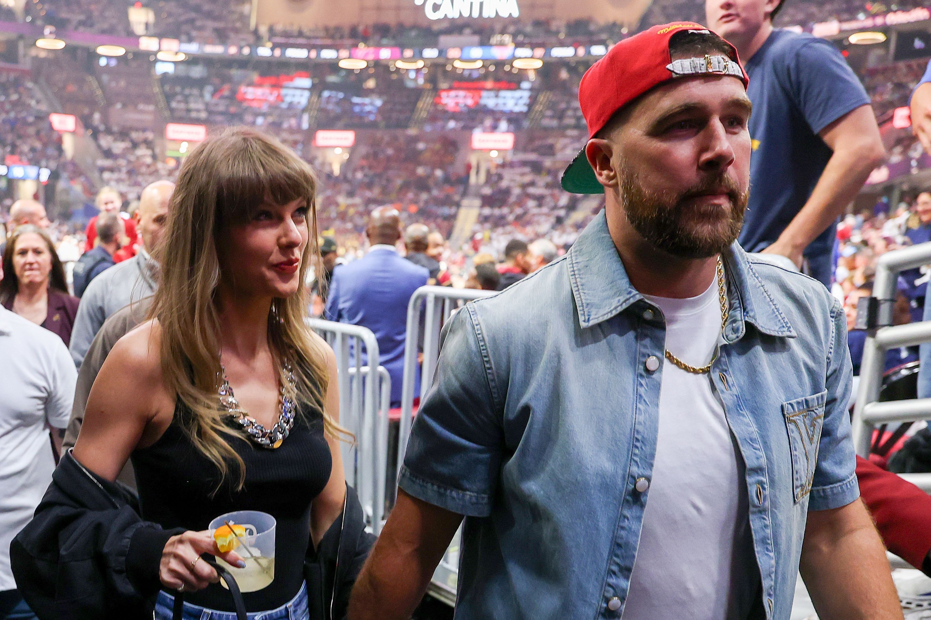 Taylor Swift e Travis Kelce escolheram Adam Sandler para oficializar união
