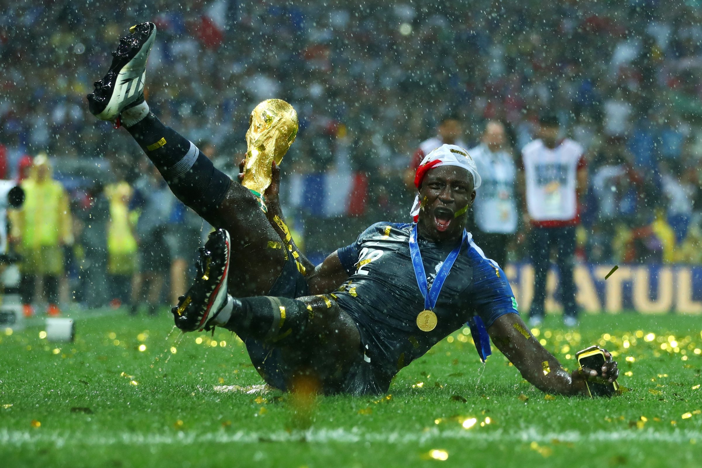 Campeão do mundo com a França coloca réplica da taça à venda em leilão