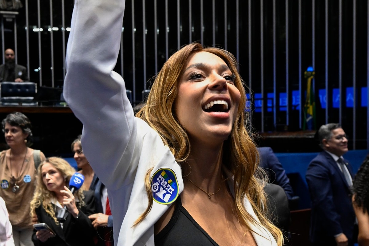 Erika Hilton pede a Moraes apreensão do passaporte de Flávio Bolsonaro