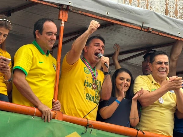 Flávio promete 5 ministros “contra aborto e drogas” no STF e critica Moraes