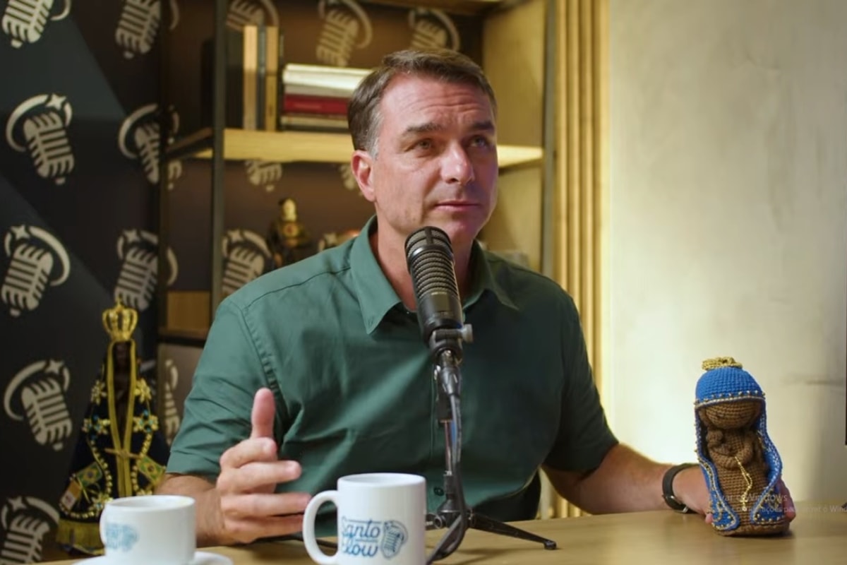 O tempo fechou para Flávio Bolsonaro a quatro dias das eleições