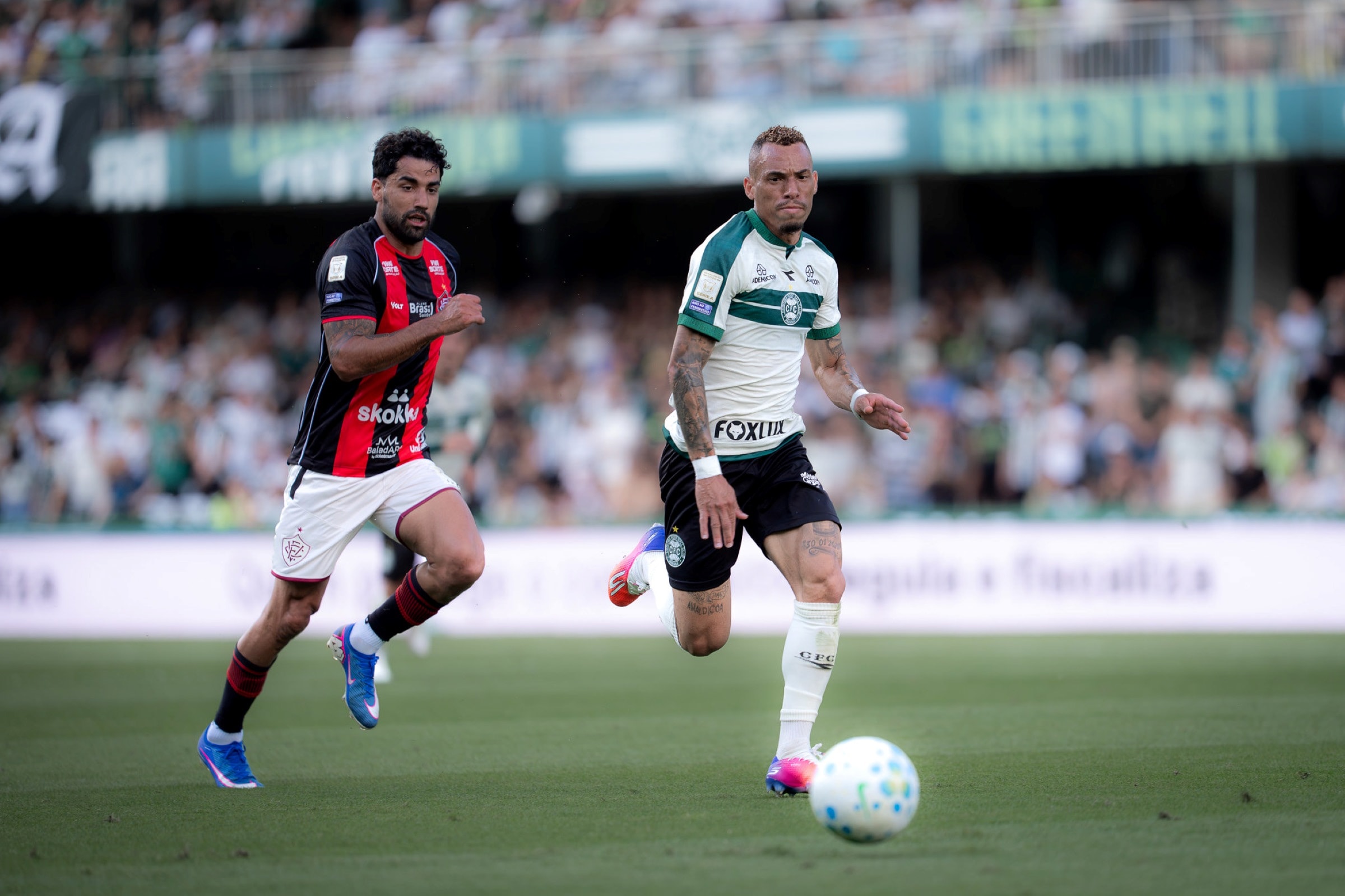 Coritiba vence o Vitória e se afasta da zona de rebaixamento do Brasileirão