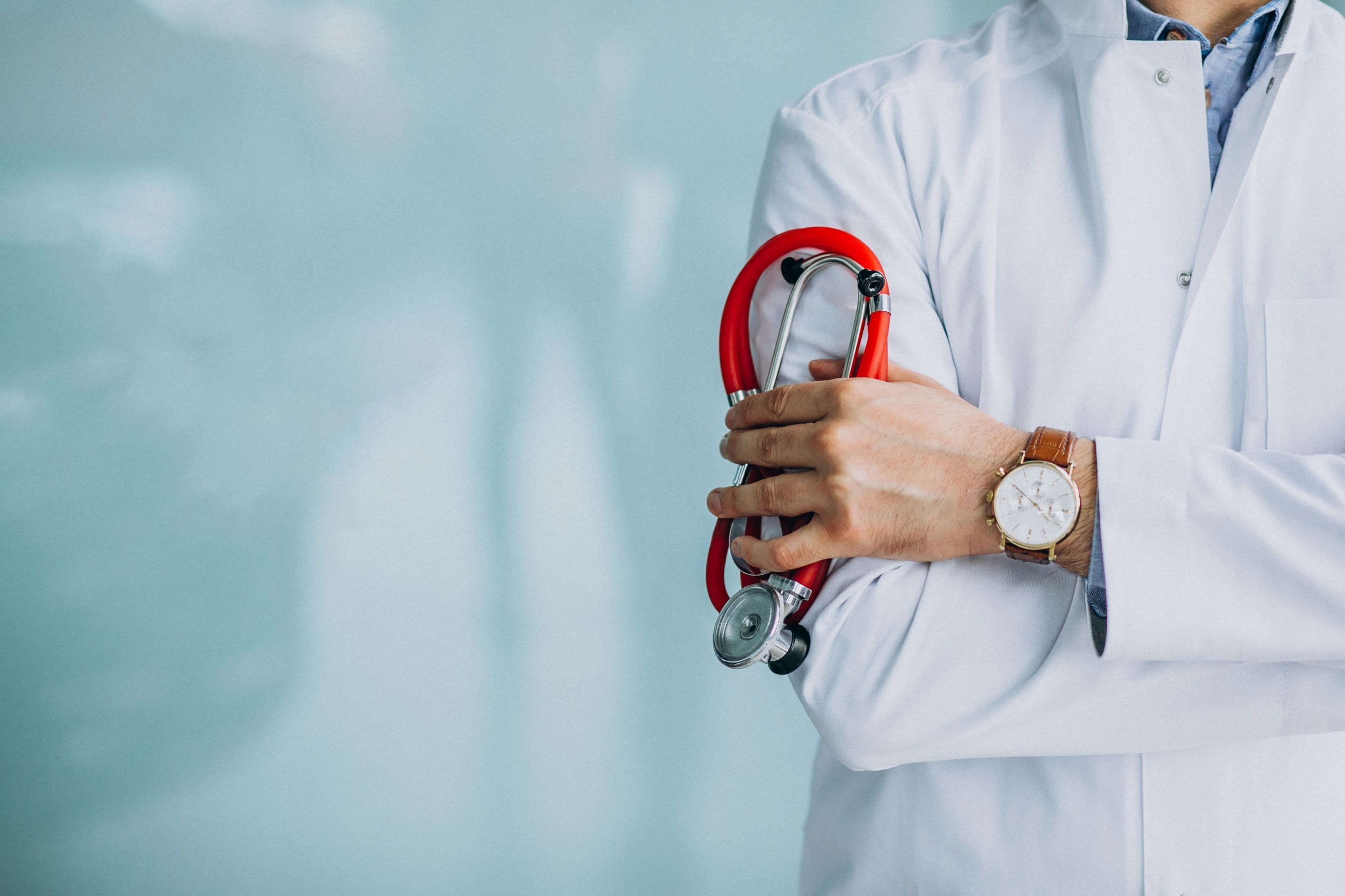 Operação da PF mira esquema interestadual de diplomas falsos de Medicina