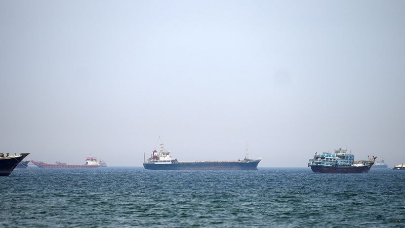 Dois navios de carga afundam perto de Ormuz e evidenciam riscos à navegação