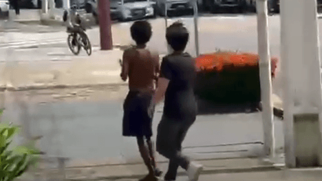 Polícia pede medidas protetivas para criança de 3 anos chutada pelo pai