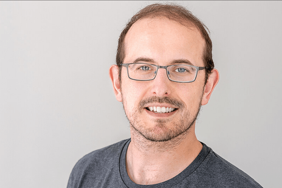 Cientista brasileiro é premiado por estudo sobre tratamento de câncer