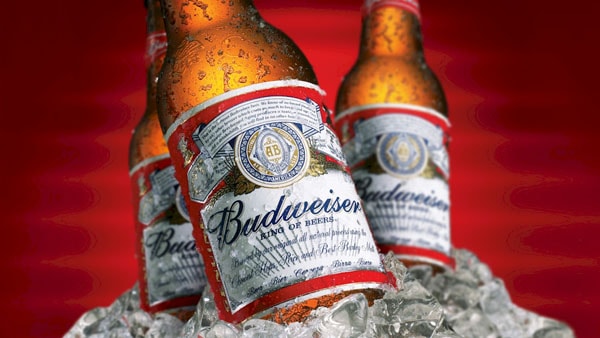 Fabricante da Budweiser, AB InBev, atinge previsões de lucro, mas custos aumentam