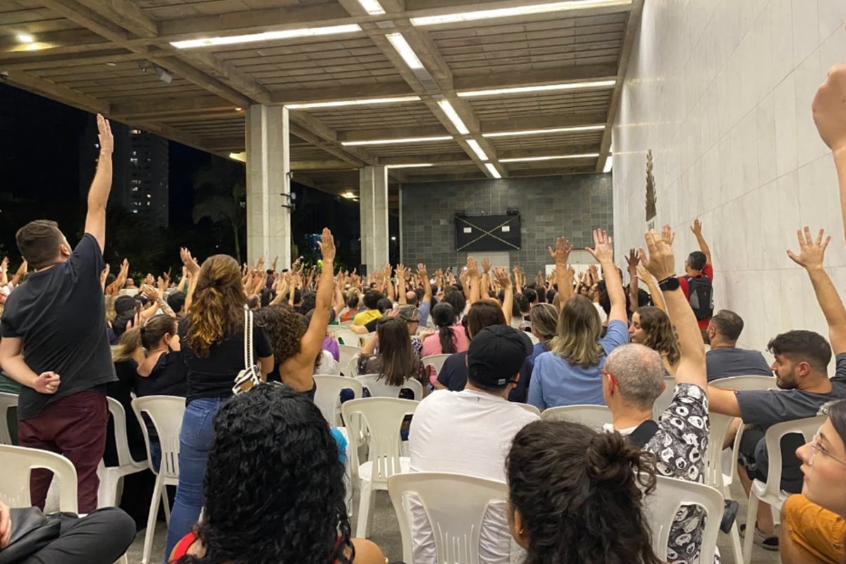 Professores de escolas particulares de BH discutem greve nesta quinta