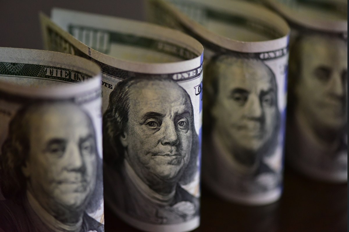 Dólar sobe e Bolsa cai com alta do petróleo, juros nos EUA e crise no STF