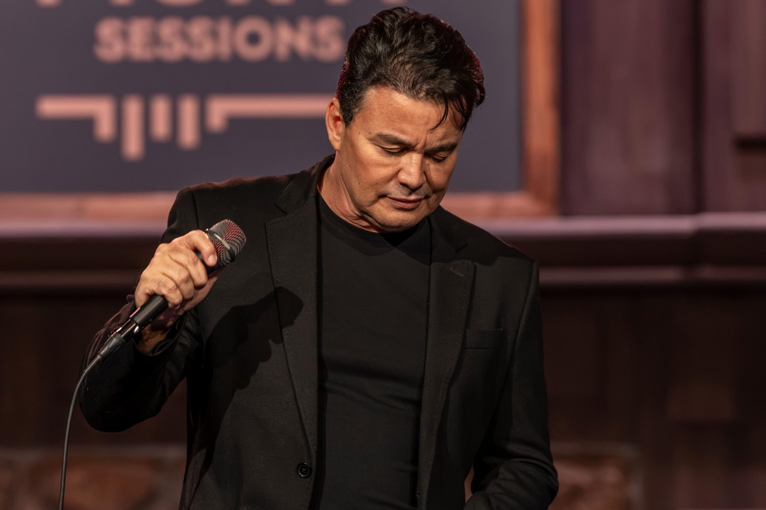 Renner se emociona em homenagem a Rick em 1ª gravação da carreira solo