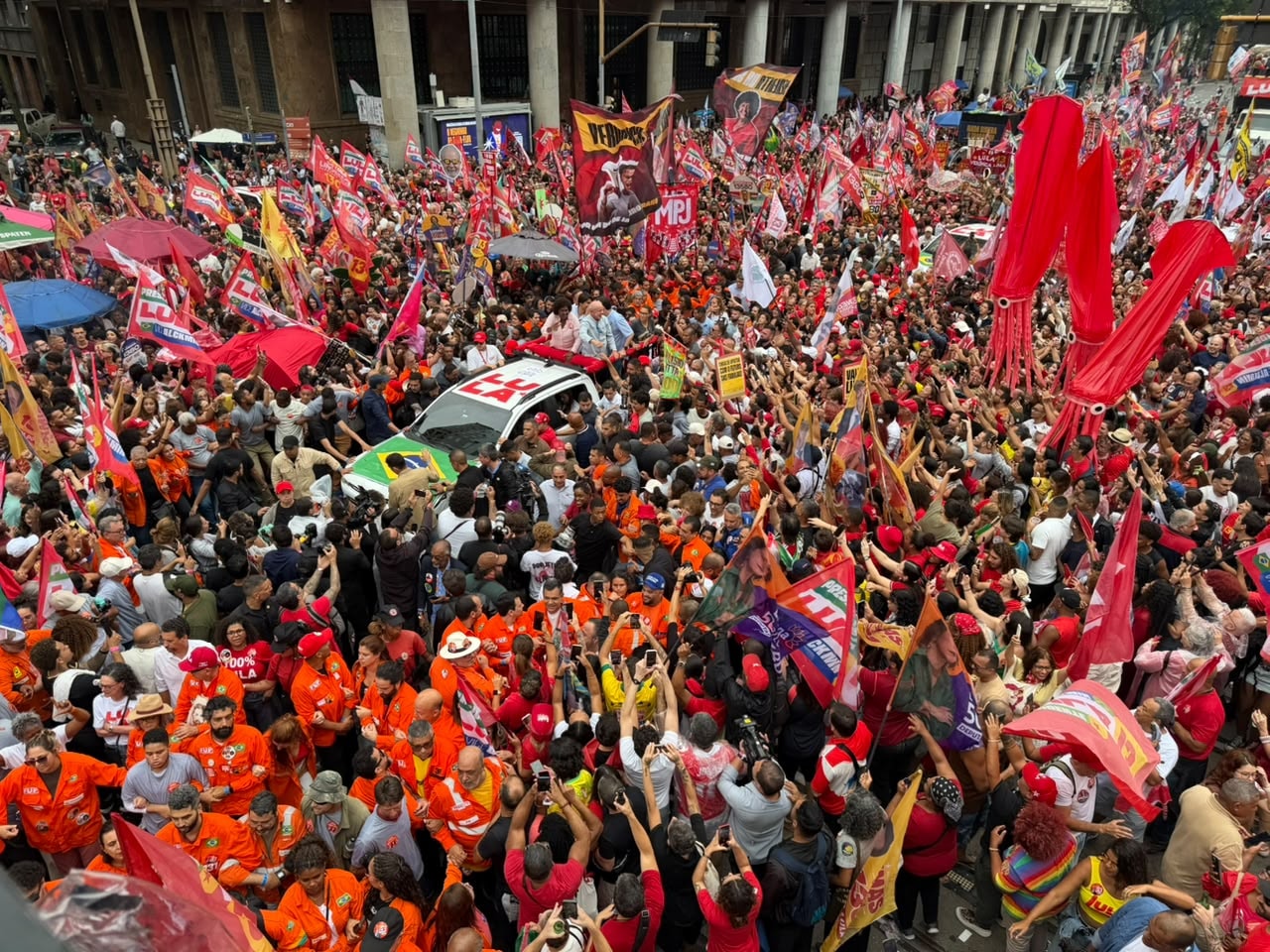 Lula diz confiar em vitória no 1º turno: "Biografia contra negatividade"