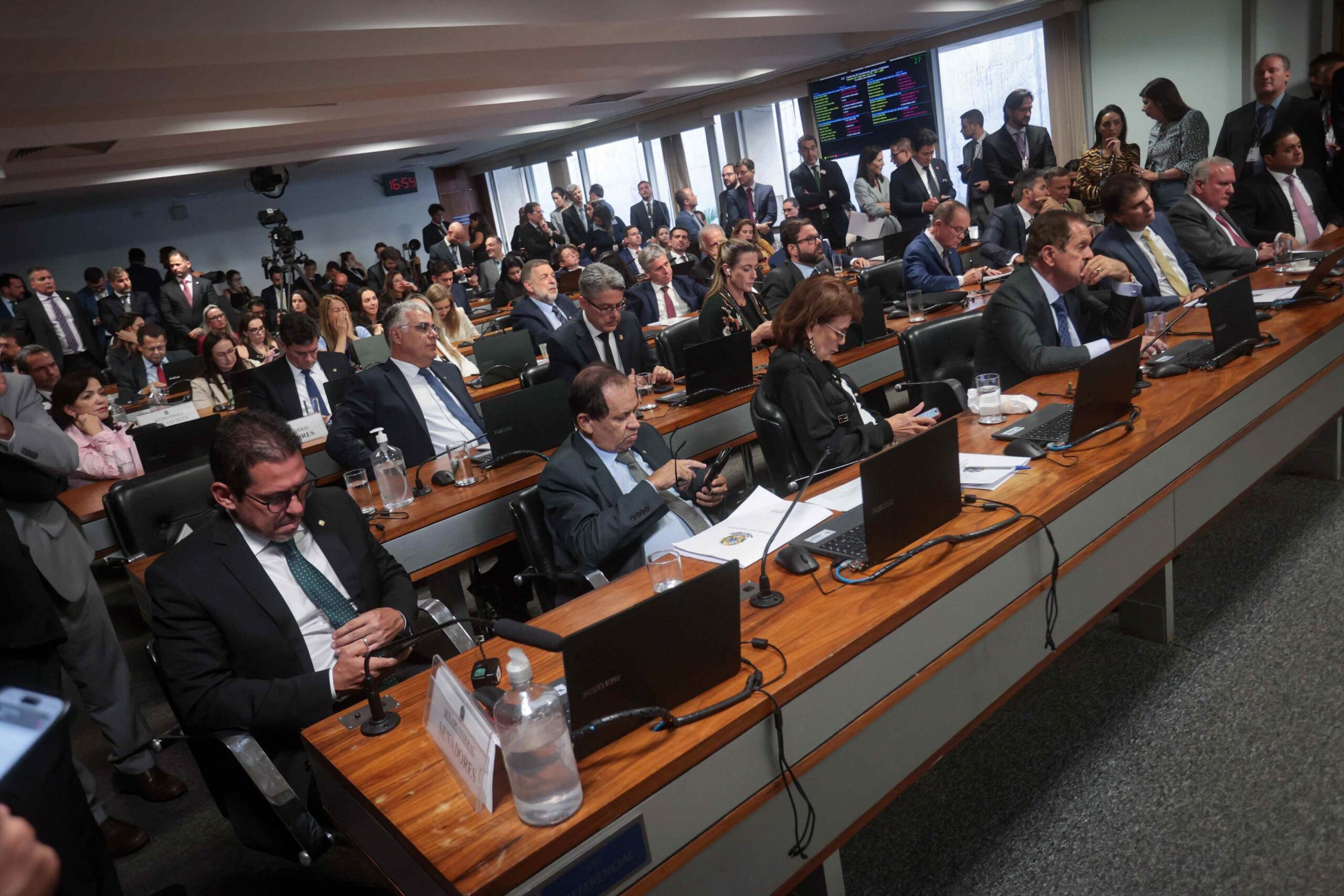 CCJ do Senado aprova PEC que dá autonomia financeira ao Banco Central