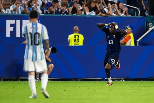 Sidny Cabral agradece torcida após prêmio de gol mais bonito da Copa