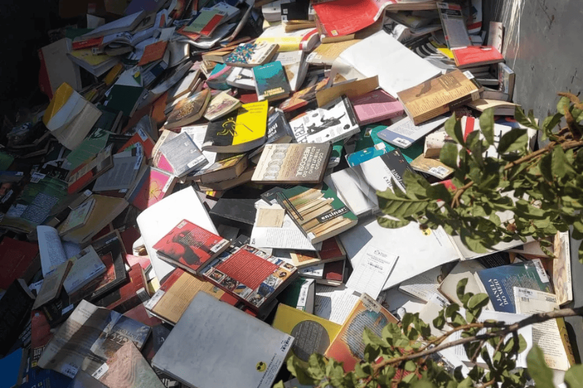 Livros no lixo: MPSP apura descarte irregular em biblioteca de Osasco