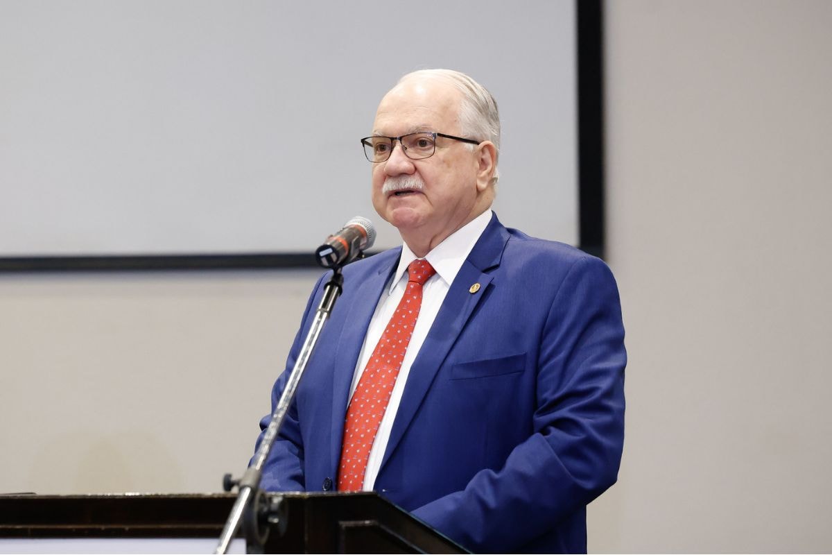 "Nenhum poder está acima da lei", diz Fachin em ato com Lula e Gonet